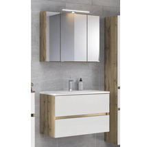 Modernes Badezimmermöbel-Set mit weißem Waschtischunterschrank, zwei Schubladen, Seiten in Eichenoptik und 3-türigem Spiegelschrank mit Beleuchtung.
