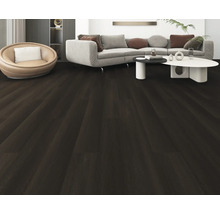 Wohnzimmer mit dunklem Holzboden, Sofa und Sessel