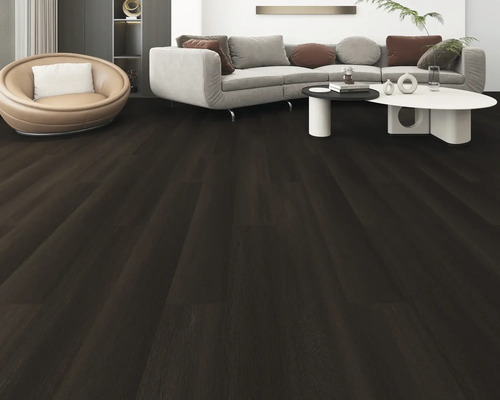 Wohnzimmer mit dunklem Holzboden, Sofa und Sessel