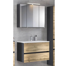 Badezimmermöbel-Set mat engem Wäschdëschënnerschrank an Holzoptik, zwou Tiräng, wäissem Wäschbecken an engem Spigelschrank mat dräi Dieren.