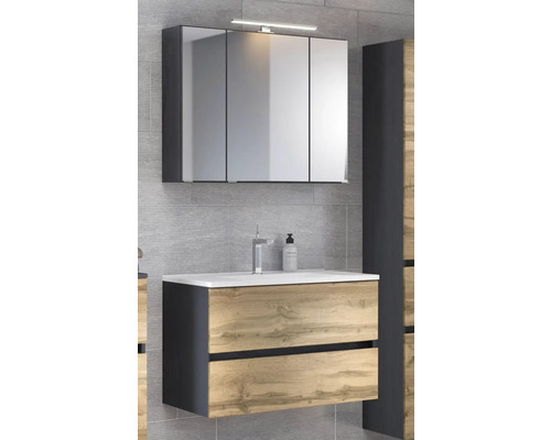 Badezimmermöbel-Set mat engem Wäschdëschënnerschrank an Holzoptik, zwou Tiräng, wäissem Wäschbecken an engem Spigelschrank mat dräi Dieren.