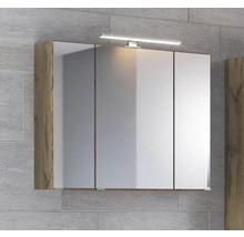 Dreitüriger Badezimmer-Spiegelschrank in Eichenoptik mit LED-Aufsatzleuchte.