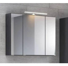 Armoire de toilette à trois portes avec éclairage LED et corps sombre sur un mur de carrelage gris.