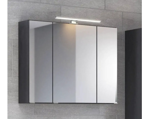 Armoire de toilette à trois portes avec éclairage LED et corps sombre sur un mur de carrelage gris.