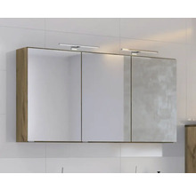 Dreitüriger Spiegelschrank mit Holzkorpus und zwei LED-Leuchten an einer gefliesten Wand.