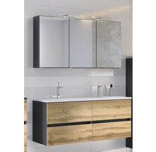 Salle de bains moderne avec un meuble double vasque en bois, lavabo blanc et une armoire de toilette à trois portes avec éclairage LED.