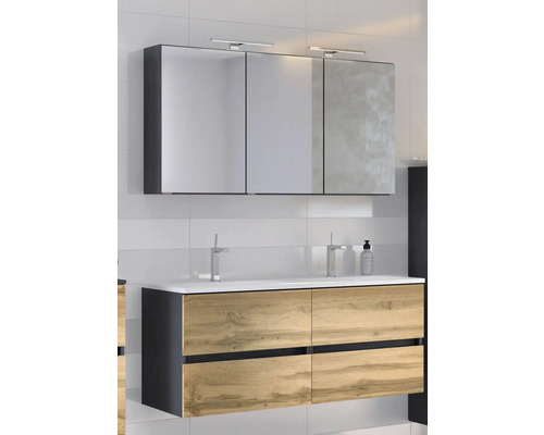 Salle de bains moderne avec un meuble double vasque en bois, lavabo blanc et une armoire de toilette à trois portes avec éclairage LED.