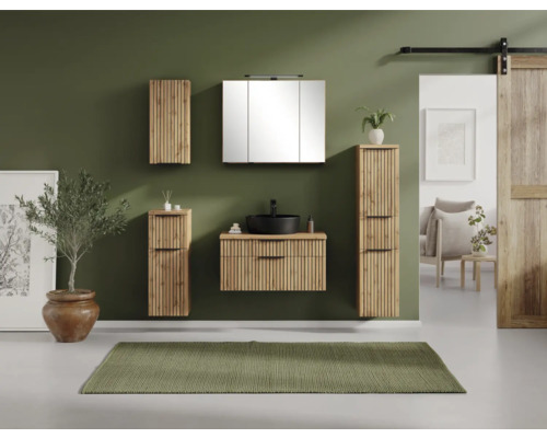 Modernes Badmöbelset mit Holzlamellen, Waschbeckenunterschrank, Spiegelschrank und Hochschränken in einem hellen, organisierten Raum.