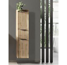 Hängender Badezimmer-Hochschrank in Holzoptik mit vertikalen Lamellen und schwarzen Griffen in einem modern gestalteten Badezimmer.