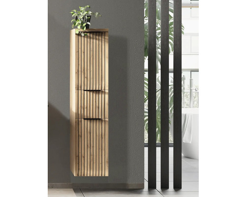 Hängender Badezimmer-Hochschrank in Holzoptik mit vertikalen Lamellen und schwarzen Griffen in einem modern gestalteten Badezimmer.