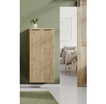 Moderner Hängeschrank aus Holz mit Lamellenfront in einem hellen, geordneten Wohnraum mit Blick in ein angrenzendes Zimmer mit Sessel.