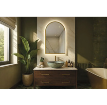 Badezimmer mit Waschtisch, Spiegel und Pflanze für ein helles und geräumiges Ambiente.