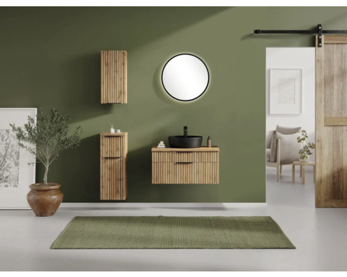 Modernes Badezimmer mit Waschtischunterschrank in Holzlatten-Optik, schwarzem Aufsatzbecken, rundem beleuchtetem Spiegel und passenden Schränken.