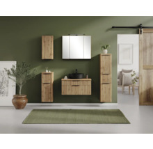 Modernes Badezimmermöbel-Set aus hellem Holz mit vertikalen Lamellen, schwarzem Aufsatzwaschbecken, Spiegelschrank und passenden Badschränken.