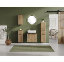 Modernes Badezimmer-Set mit Holzlamellen-Fronten, weißem Waschbecken, rundem beleuchtetem Spiegel und wandhängenden Hochschränken.