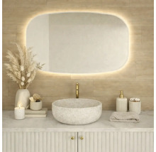 Badezimmer mit Waschtisch, Spiegel mit Beleuchtung und Accessoires