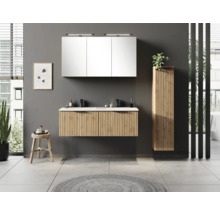 Modernes Badezimmer-Set bestehend aus Doppelwaschtisch mit Holzlamellen, dreiteiligem Spiegelschrank mit Beleuchtung und einem Hochschrank.