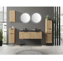 Modernes Badezimmer mit Doppelwaschtisch aus Holzlatten, zwei schwarzen Waschbecken, zwei runden Spiegeln mit Beleuchtung und Badschränken aus Holz.