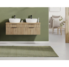 Modernes Badezimmer mit hängendem Holz-Waschbeckenunterschrank mit Lamellenfront, zwei weißen Aufsatzbecken, schwarzen Armaturen und grünem Teppich.
