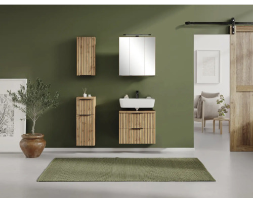 Modernes Badezimmer Set mit Waschtischunterschrank und Wandschränken in Holzoptik mit Lamellenstruktur vor einer grünen Wand.