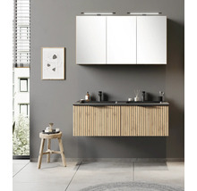 Moderner Doppelwaschtisch mit Holzlamellen-Front, schwarzem Doppelwaschbecken und dreitürigem Spiegelschrank vor grauer Wand.