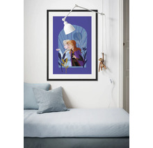 Image encadrée avec les personnages Anna et Elsa de La Reine des neiges sur un mur de chambre au-dessus d'un lit