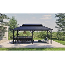 Pavillon mit Tisch und Stühlen im Garten