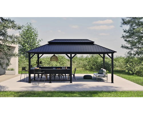 Pavillon mit Tisch und Stühlen im Garten