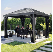 Scène de jardin avec pavillon, table et chaises à l'extérieur