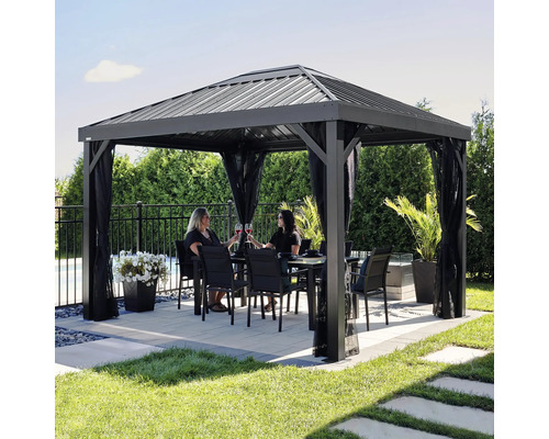 Scène de jardin avec pavillon, table et chaises à l'extérieur