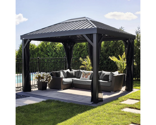 Tonnelle de jardin avec cadre en métal et rideaux foncés à côté d'un ensemble de salon gris