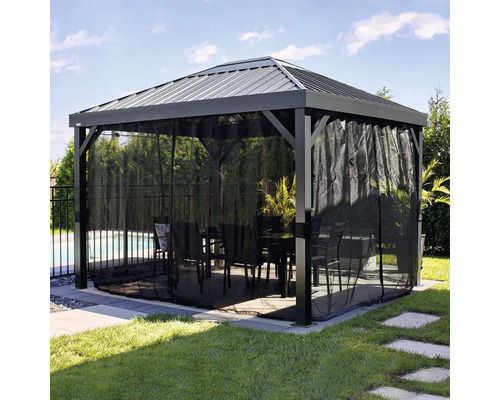 Pavillon avec moustiquaire et mobilier de jardin sur une pelouse