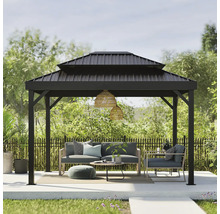 Pavillon mit Möbeln im Garten