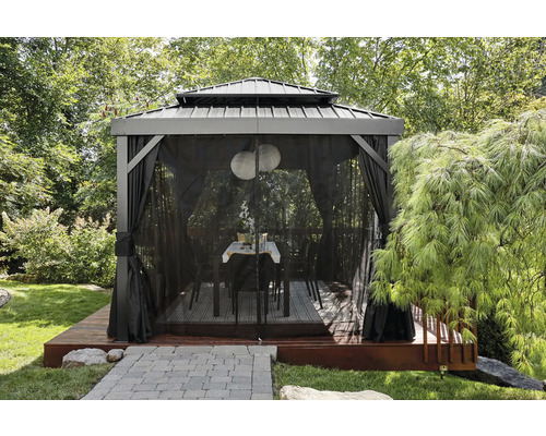 Gartenszene mit Pavillon, Vorhängen, Tisch und Stühlen auf einer Holzterrasse.