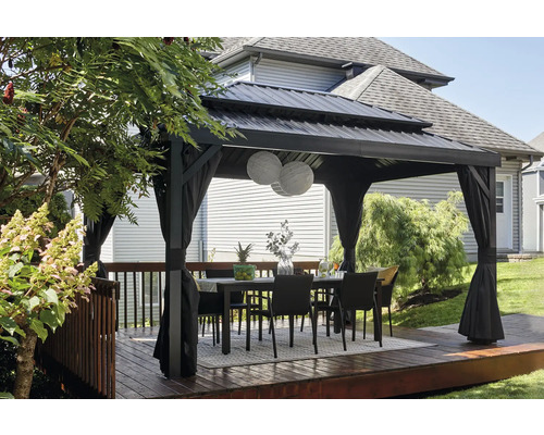 Pavillon mit Tisch und Stühlen auf einer Terrasse im Garten