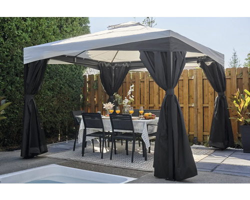 Gartenszene mit Pavillon, Tisch und Stühlen auf einer Terrasse