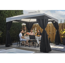 Familie genießt ein Essen unter einem Pavillon mit Vorhängen auf einer Terrasse