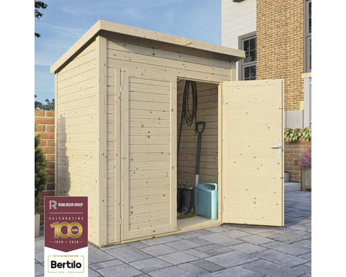 Armoire de jardin en bois avec porte ouverte, outils de jardin en arrière-plan. Logo de Rowlinson Group. Logo de Bertilo.