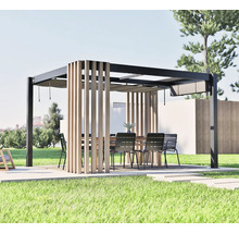 Moderne Pergola mit Lamellenwand, Esstisch und Stühlen im Garten