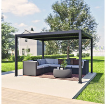 Scène de jardin avec pavillon, mobilier de salon et table basse sur une terrasse dans le jardin.