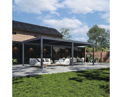 Modern gestaltete Terrasse mit Pergola, Gartenmöbeln und Rasenfläche.