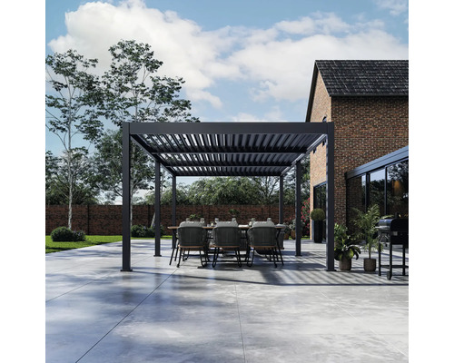 Terrasse mit Pergola, Tisch und Stühlen im Garten
