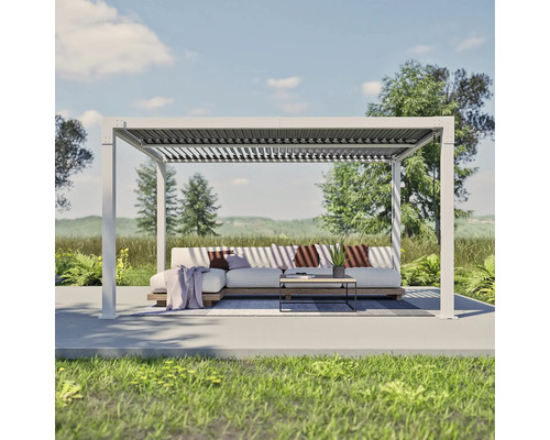 Szene mit einer Pergola über einer Loungegarnitur im Gartenbereich