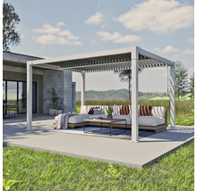 Pergola mit Lamellendach und Gartenmöbeln auf Terrasse