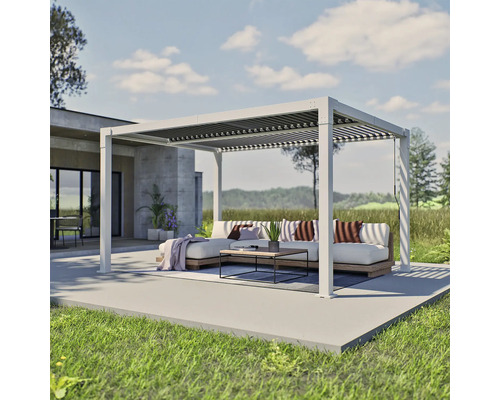 Pergola mit Lamellendach und Gartenmöbeln auf Terrasse