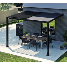 Szene mit einer Pergola mit verstellbaren Lamellen, einem Gartentisch und Stühlen auf einer Terrasse