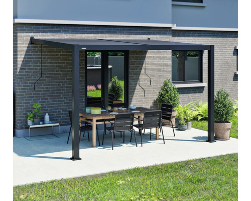 Schwarze Terrassenüberdachung mit Tisch und Stühlen im Garten.