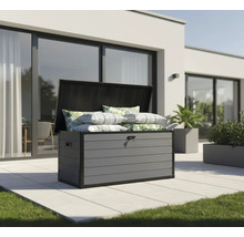 Geöffnete Gartenbox mit Kissen im Aussenbereich