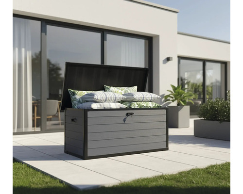 Geöffnete Gartenbox mit Kissen im Aussenbereich