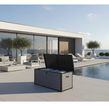 Geöffnete, graue Aufbewahrungsbox im Außenbereich neben einem Pool.